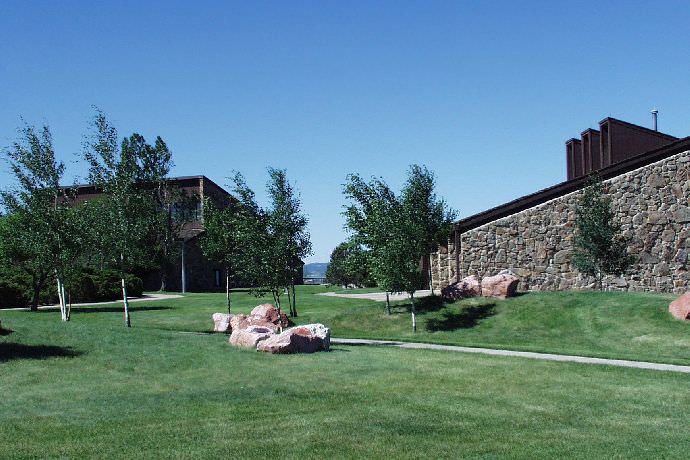 Sanders and Oliver / Brand center during spring.
